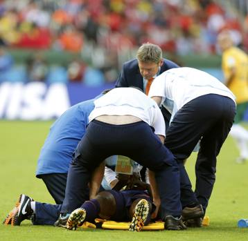 Martins Indi costretto al cambio dopo uno scontro con Cahill. Action Images